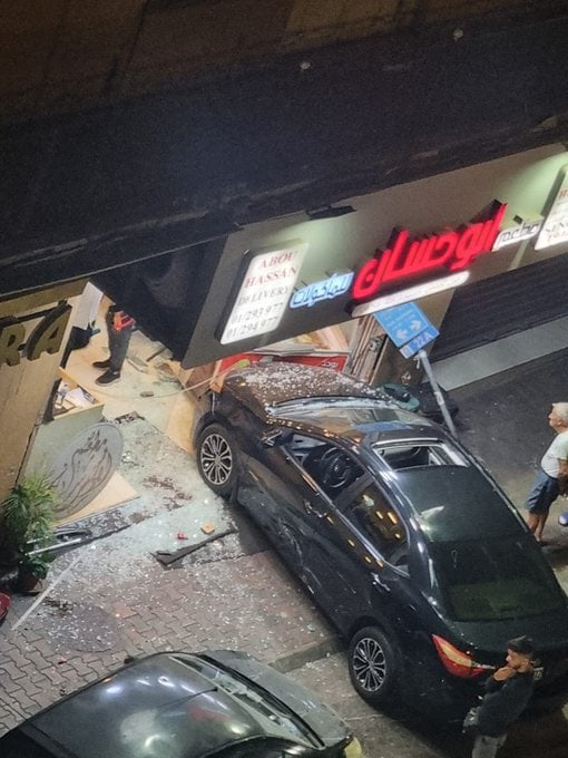 سيارة تقتحم محلًا تجاريًا في برج حمود (صور)