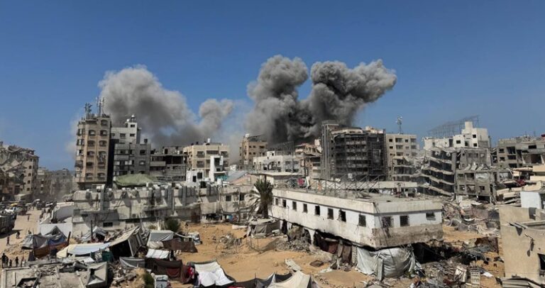 بالفيديو – الاحتلال يكثف غاراته على مدينة غزة.. وعشرات الشهداء!