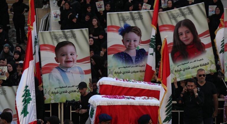 بنت جبيل تودع شهداء المجزرة الاسرائيلية (صور – فيديو)