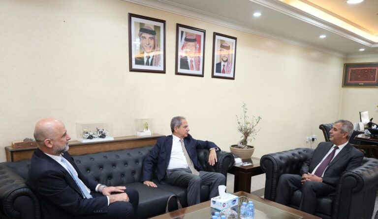 وزير الطاقة اللبناني مع نظيره الاردني