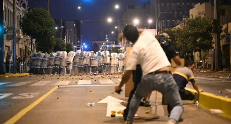 قتيل وعشرات الجرحى باشتباكات في ليما – بيرو (فيديو)