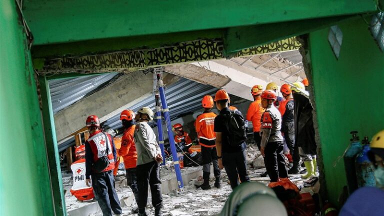 ارتفاع حصيلة القتلى بانهيار مبنى مدرسة في إندونيسيا