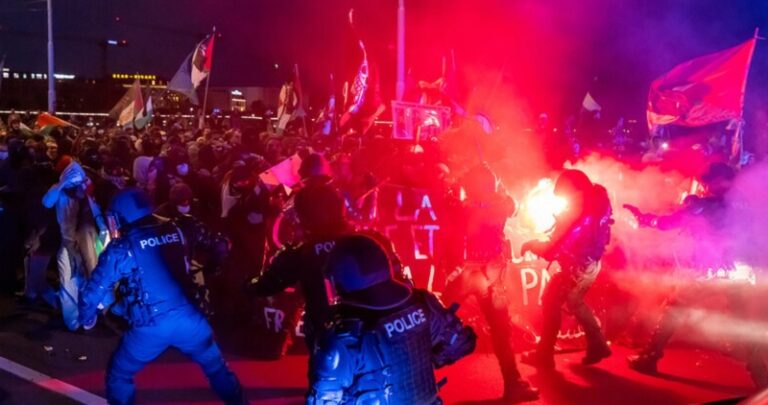 بالفيديو – اشتباكات مع الشرطة بتظاهرة داعمة لغزة في سويسرا