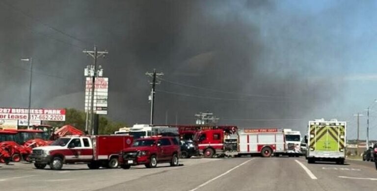 بالفيديو – تحطم طائرة قرب مطار هيكس في تكساس