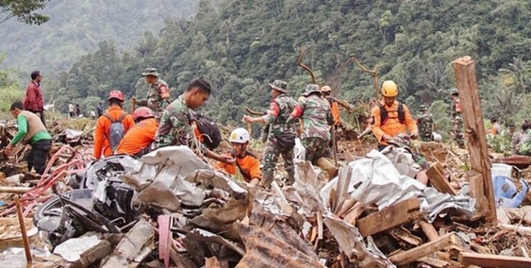 بالفيديو – 14 قتيلاً بانهيار منجم في فنزويلا