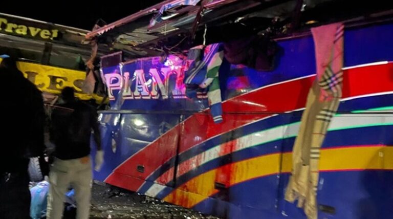 63 قتيلاً بحادث حافلة في أوغندا (فيديو)