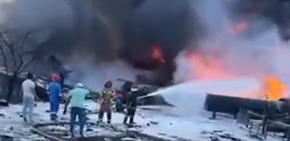 بالفيديو – حريق كبير بمستودع نفط في البصرة