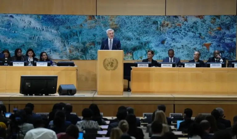 مفوضية اللاجئين تخسر 5000 موظّفاً