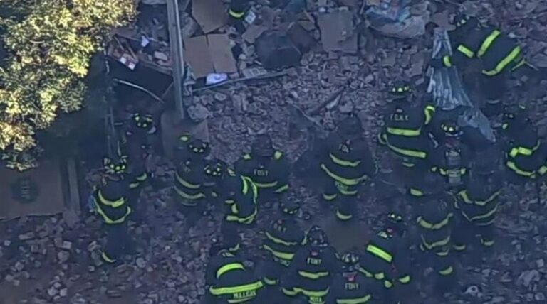 بالفيديو – انهيار جزء من مبنى شاهق في نيويورك