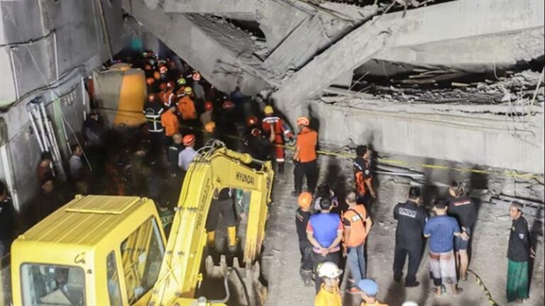 9 قتلى بانهيار مبنى مدرسة في إندونيسيا