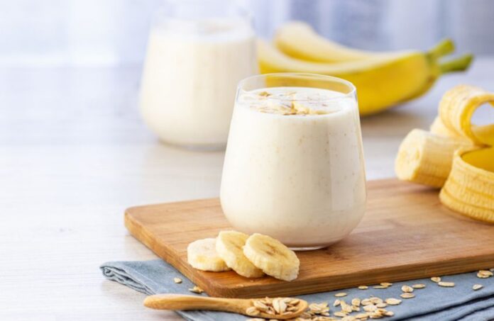 كوب حليب و موزة