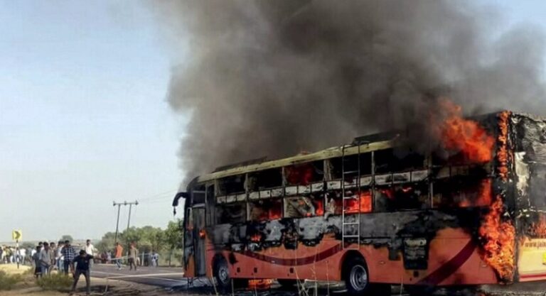 20 قتيلاً بحريق حافلة في الهند (فيديو)