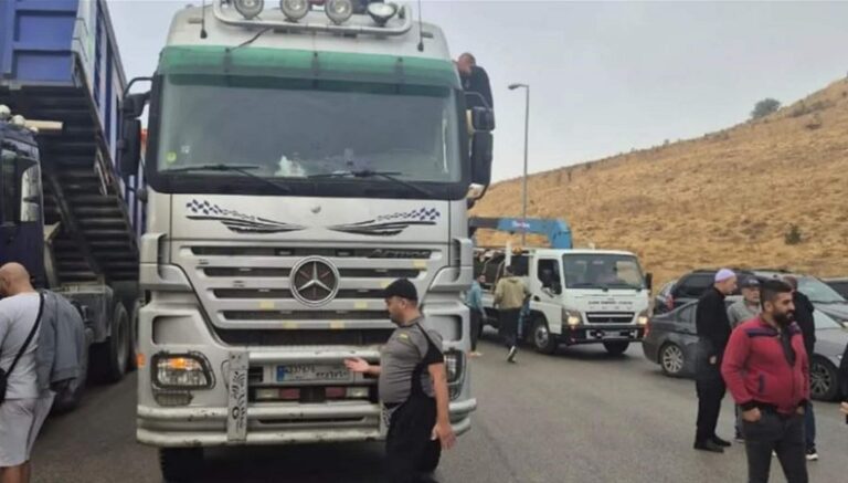 قطع طريق ضهر البيدر من قبل أصحاب الشاحنات