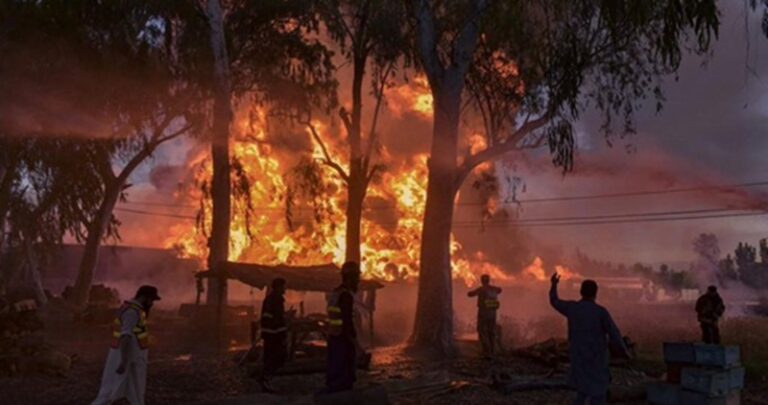 قتلى وجرحى بحريق ناقلة نفط في إندونيسيا (فيديو)