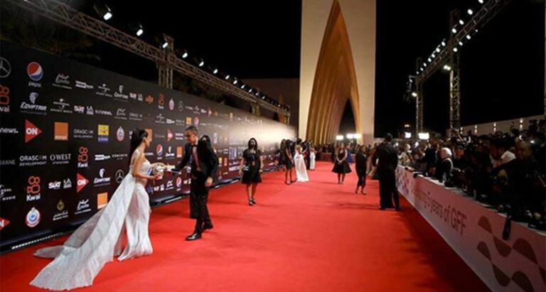 الترتر والميتاليك يزيّنان فساتين النجمات في مهرجان الجونة 2025