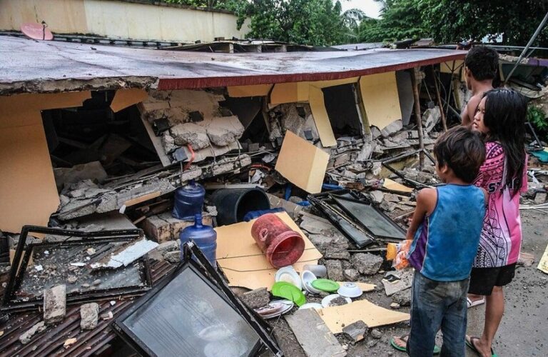 مقتل 34 شخصاً جراء زلزال بقوة 6.9 درجة في الفلبين (فيديو)
