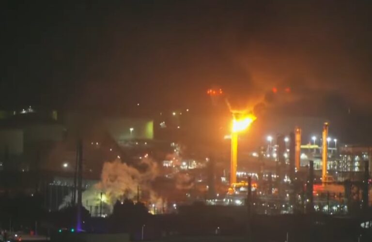 حريق في أكبر مصفاة نفط  في الولايات المتحدة (فيديو)
