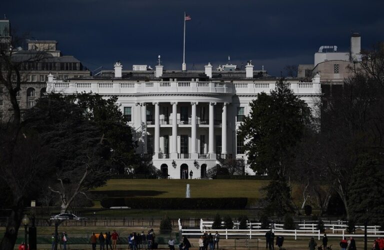 البيت الأبيض: الإغلاق الحكومي قد يتسبب بخسارة 15 مليار دولار أسبوعياً