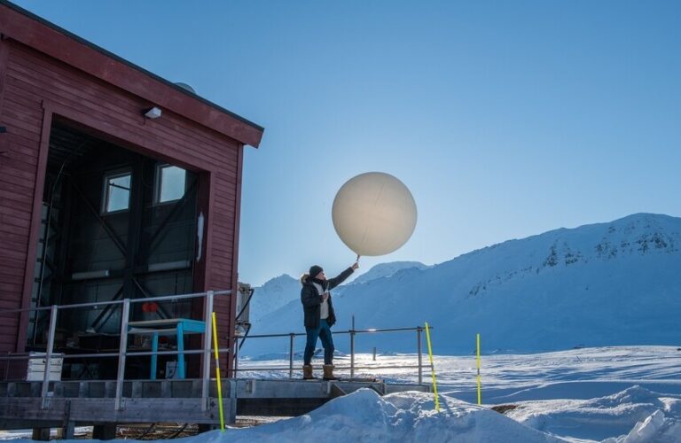 إعتقال 6 أشخاص يهربون سجائر عبر بالونات الطقس