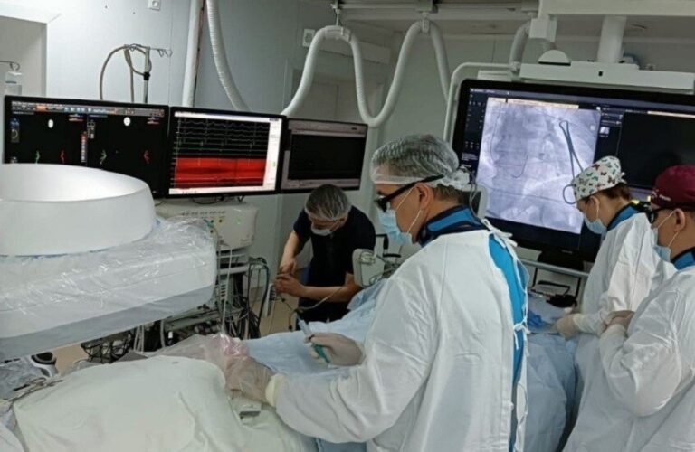 جراحون روس ينقذون حياة مريضة بعملية ثلاثية