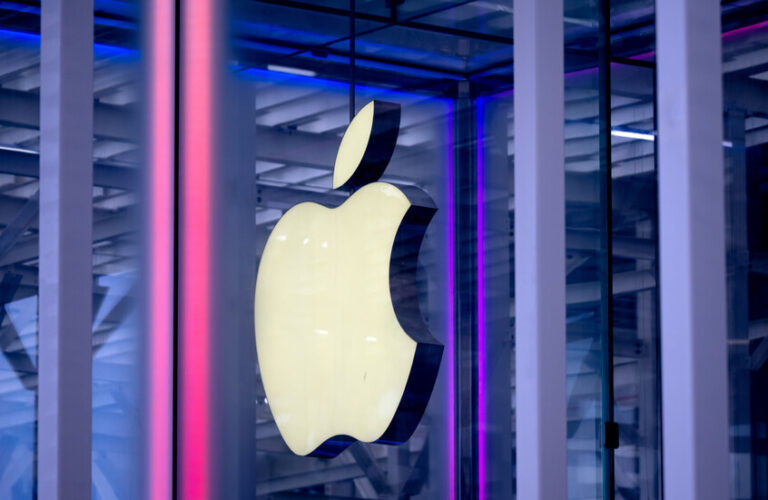“آبل” تنتهك خصوصية المستخدم؟