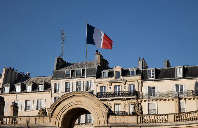 مستشارو الحكومة الفرنسية يسعون لترك وظائفهم بسبب الأزمة الحكومية