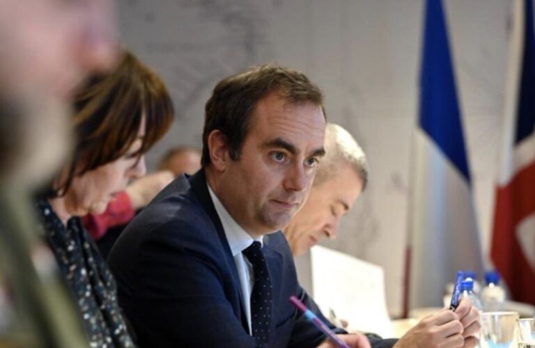 الاشتراكيون يرفضون سحب الثقة من الحكومة الفرنسية الجديدة