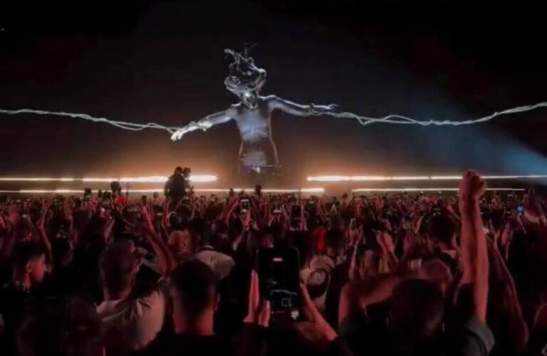 طقوس غريبة عند الأهرامات! (فيديو)