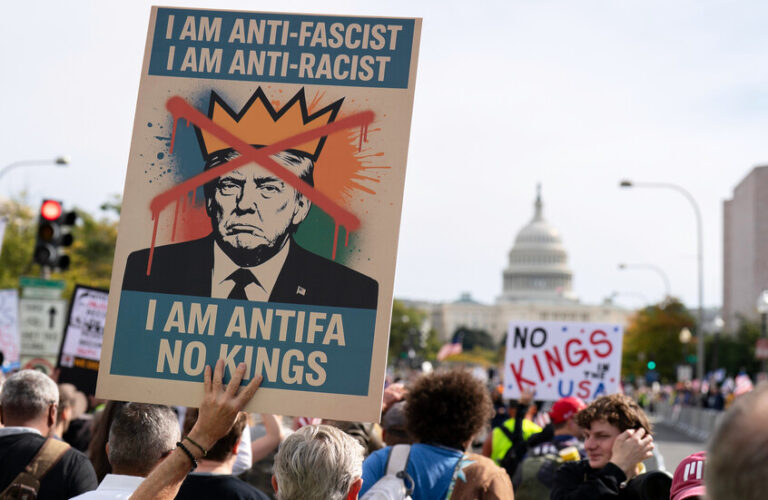 احتجاجات ضد إدارة ترامب: “لا ملوك”