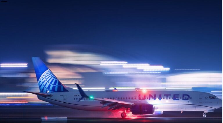 جسم يحطم زجاج طائرة! (صور+فيديو)