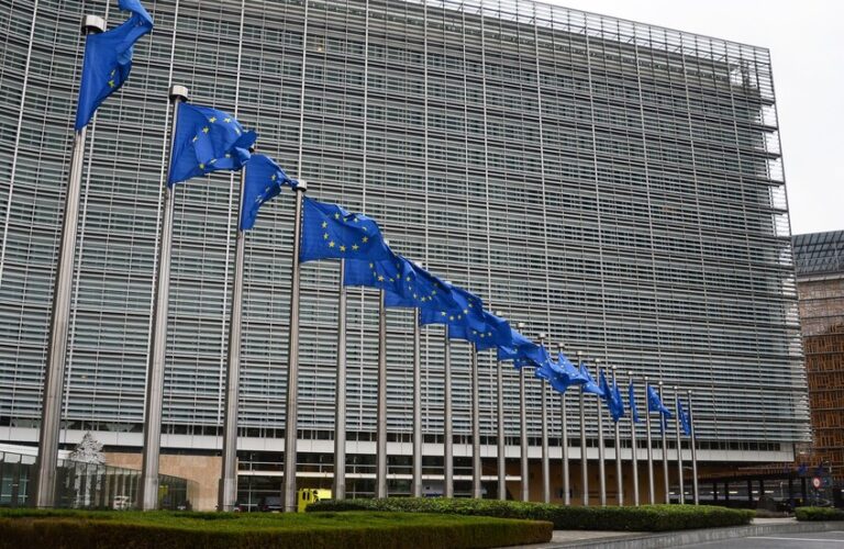 الاتحاد الأوروبي يعد حزمة إجراءات تجارية ضد الصين