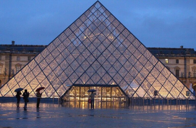 متحف اللوفر ينقل بعض مجوهراته