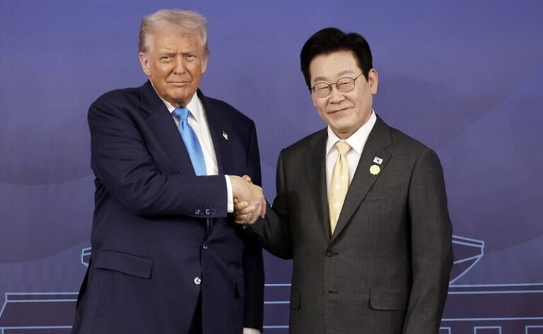 ترامب يهدي رئيس كوريا الجنوبية مضرب بيسبول وكرة (صورة)