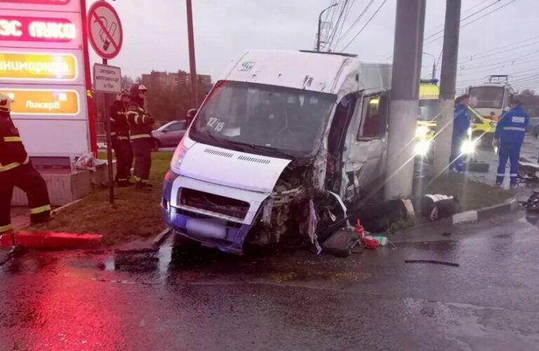 حادث سير مروع يوقع العشرات بين قتيل وجريح (فيديو)