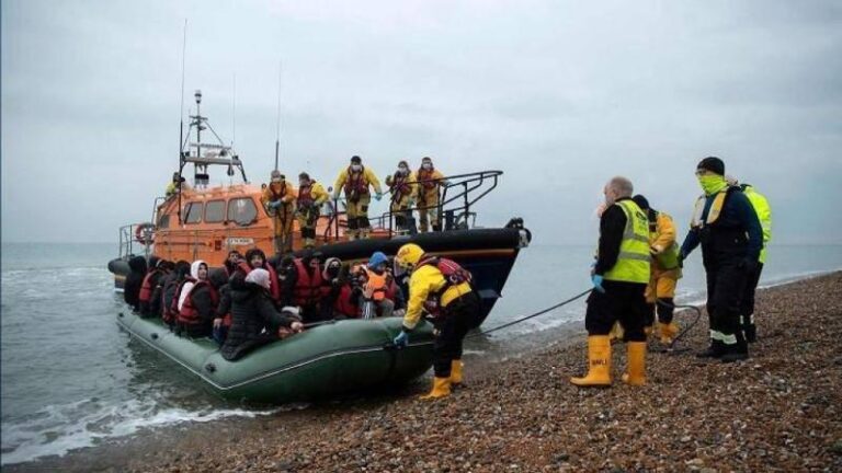 فرنسا تنقذ 185 مهاجرًا خلال عبورهم بحر المانش