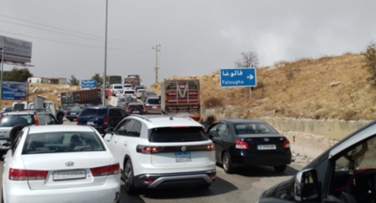 أصحاب الشاحنات ما زالوا يقطعون مفترق فالوغا باتجاه بيروت