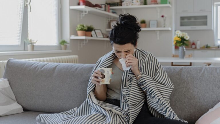 هل يكافح “الفيتامين C” نزلات البرد بشكل سحري؟