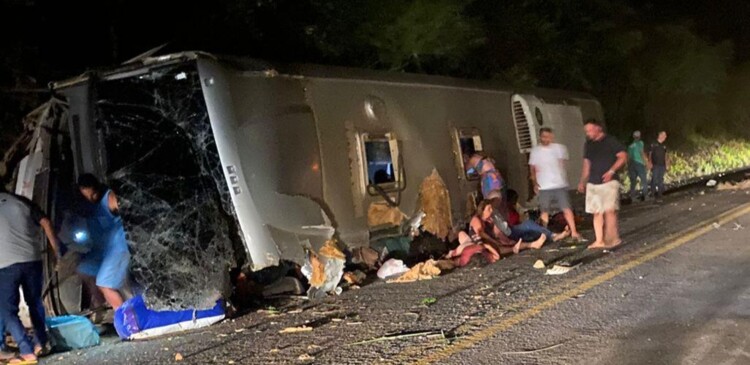 15 قتيلًا بانقلاب حافلة ركاب في البرازيل