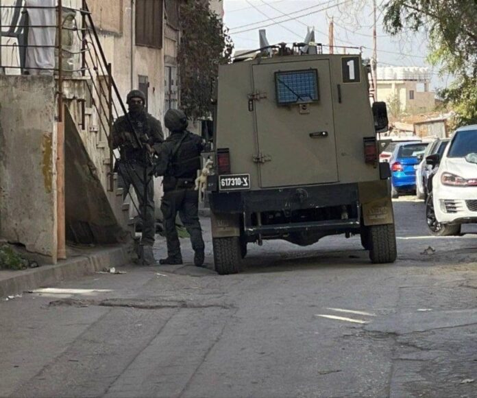 محاصرة الإحتلال لمواطن