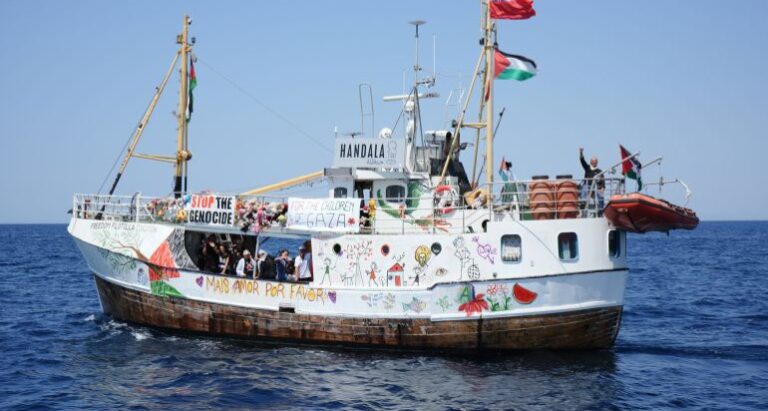 الاحتلال يهاجم سفن أسطول الحرية (فيديو)