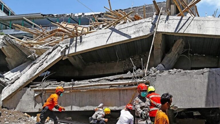 67 قتيلاً حصيلة انهيار المدرسة في إندونيسيا مع انتهاء عمليات البحث