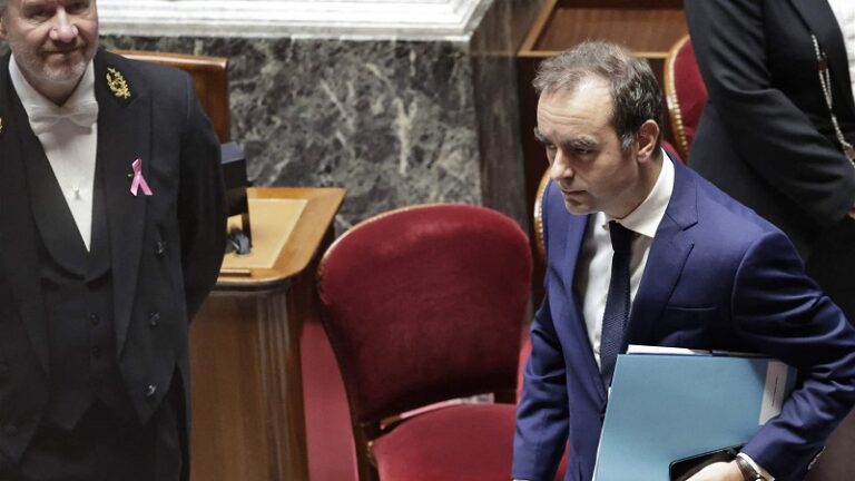 لوكورنو ينجو من تصويتين لحجب الثقة