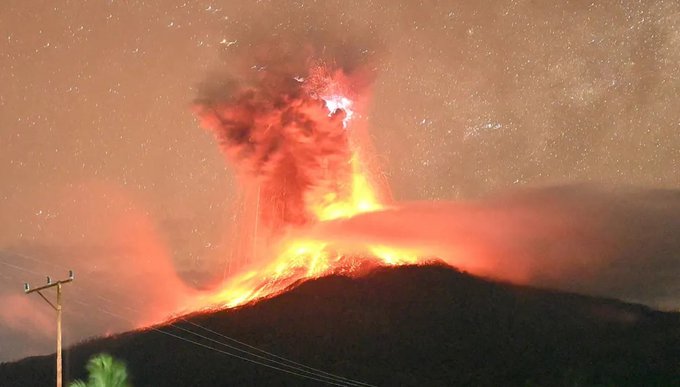ثوران بركان ليوتوبي لاكي-لاكي في إندونيسيا.. والسلطات ترفع مستوى الإنذار (فيديو)