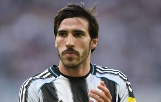 نيوكاسل يمدد عقد نجمه الإيطالي