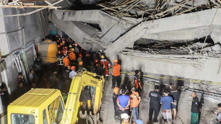 59 عالقاً تحت أنقاض مدرسة في إندونسيا