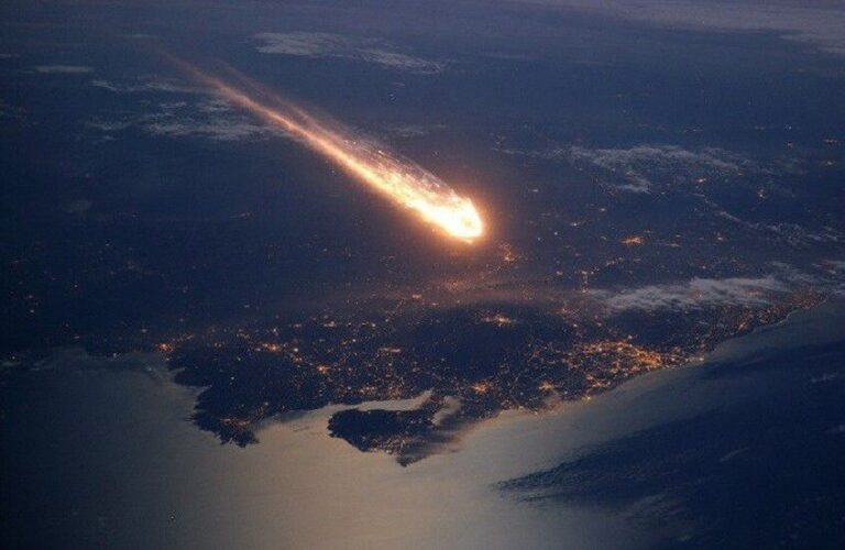 سقوط نيزك كبير قُبالة سواحل إندونيسيا