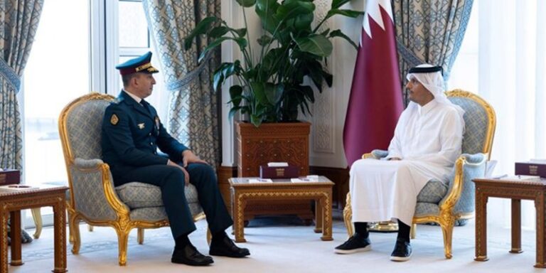 قائد الجيش يزور قطر لتعزيز التعاون العسكري