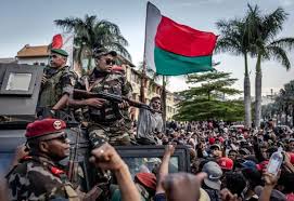 الجيش في مدغشقر يتولى الحكم بعد فرار الرئيس راجولينا
