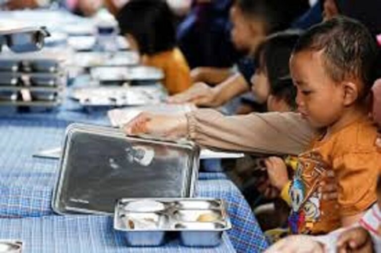 أزمة صحية في المدارس الإندونيسية.. آلاف الأطفال تسمموا بسبب الوجبات الرسمية