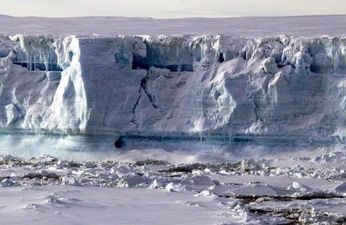 خيمة مدفونة بالثلوج